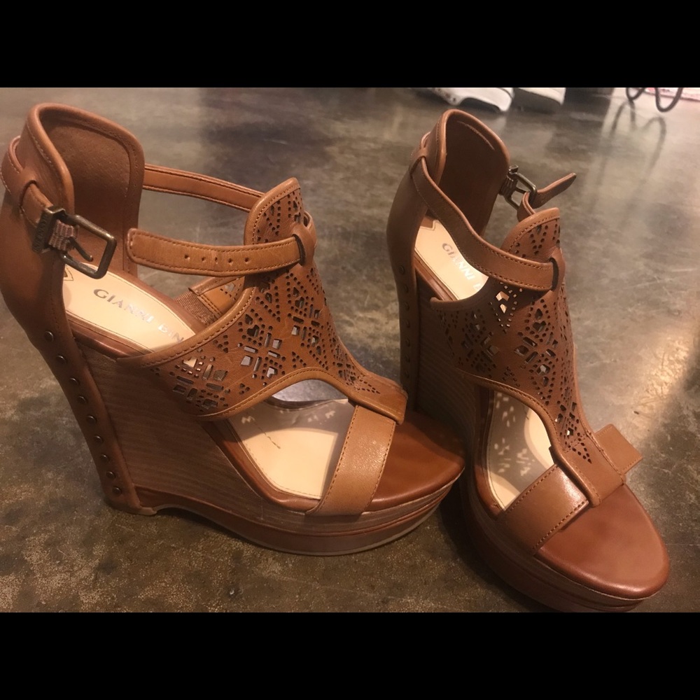 Gianni Bini tan wedges